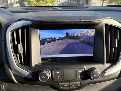 Used 2024 GMC Terrain SLT image 17