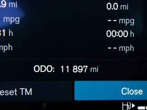 Certified 2025 Volvo XC60 B5 Plus image 5