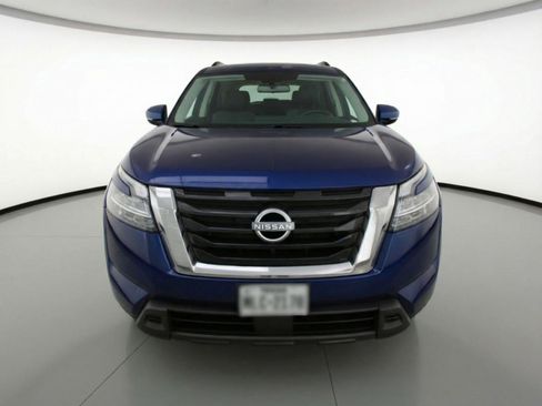 Used 2025 Nissan Pathfinder SV image 2