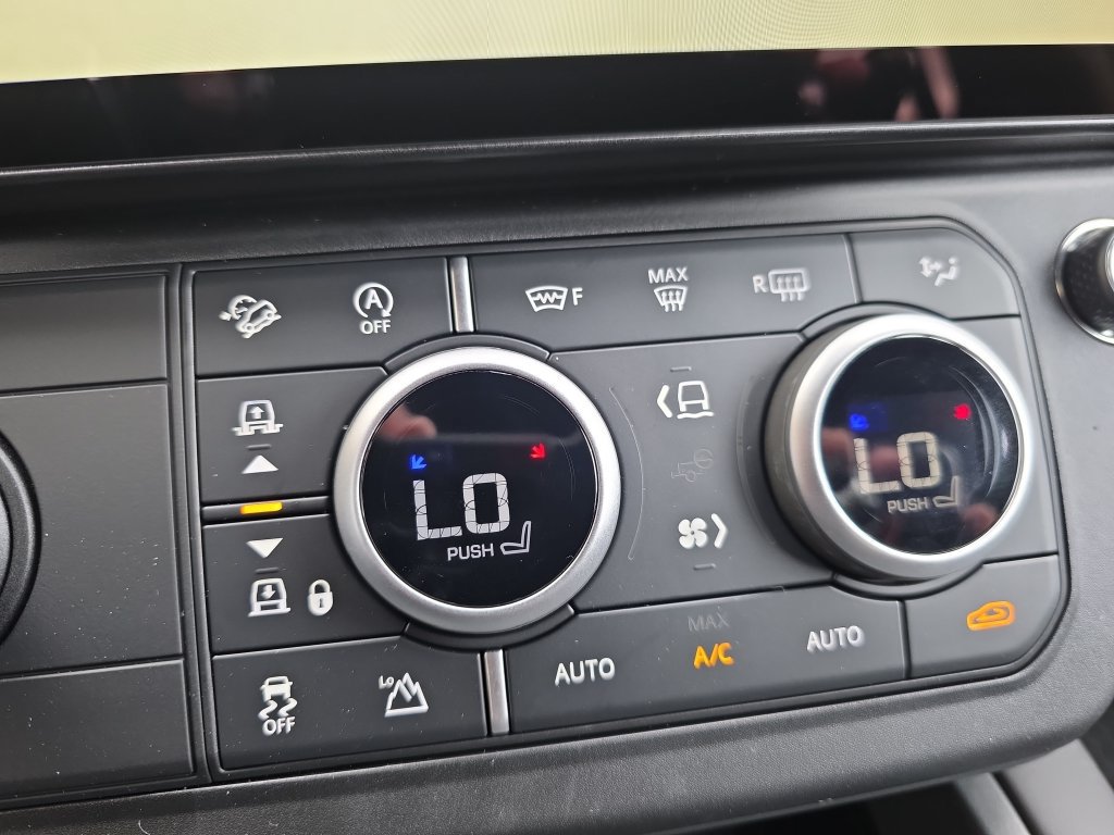 New 2026 Land Rover Defender 110 X-Dynamic SE AWD/4WD image 17