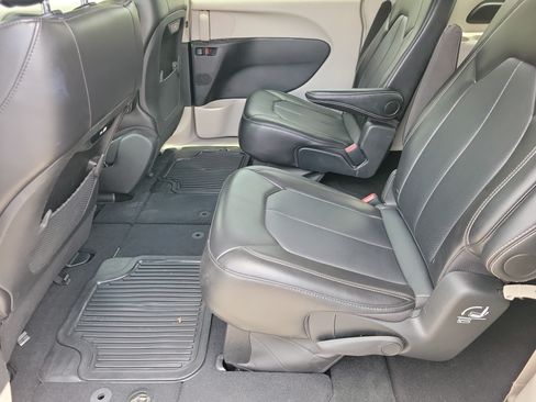 Used 2024 Chrysler Pacifica Touring-L FWD image 8