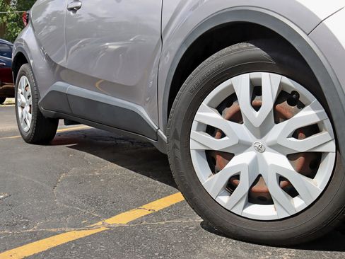 Used 2019 Toyota C-HR LE image 5