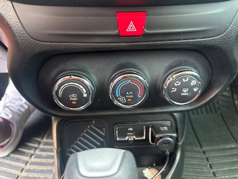 Used 2017 Jeep Renegade Latitude FWD image 24