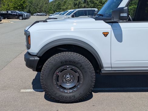 Certified 2025 Ford Bronco Badlands AWD/4WD image 11