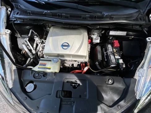 Used 2015 Nissan Leaf SL FWD image 39