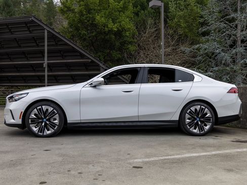 Used 2025 BMW i5 xDrive40 w/ Premium Package image 2