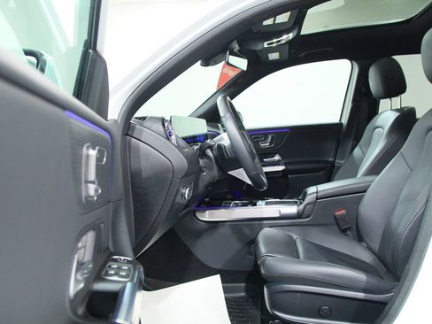 Used 2025 Mercedes-Benz GLB 250 4MATIC image 5