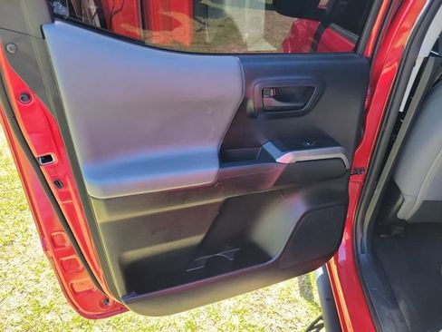 Used 2021 Toyota Tacoma SR5 AWD/4WD image 27