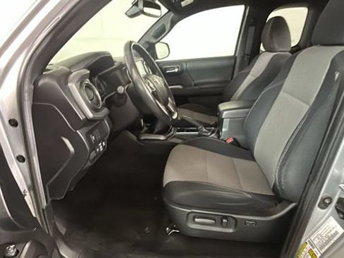 Used 2022 Toyota Tacoma TRD Sport w/ TRD Premium Sport Package AWD/4WD image 11