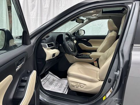 Used 2025 Toyota Highlander XLE image 10