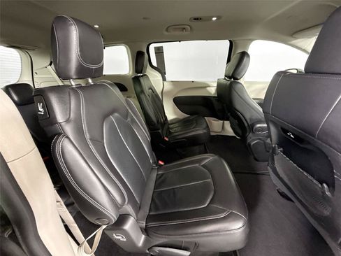 Used 2022 Chrysler Pacifica Touring-L FWD image 34
