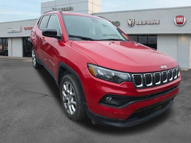 Used 2023 Jeep Compass Latitude w/ Sun and Sound Group AWD/4WD image 2