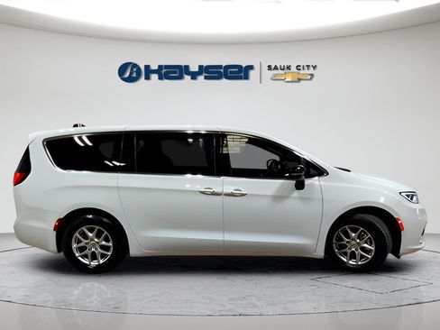 Used 2025 Chrysler Pacifica Select FWD image 18