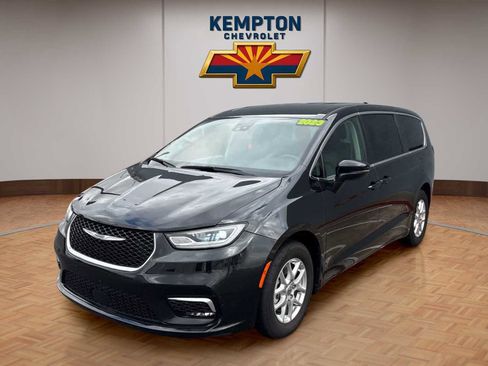 Used 2023 Chrysler Pacifica Touring-L image 2