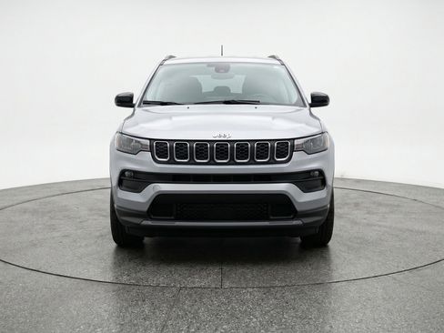 Used 2025 Jeep Compass Latitude image 2