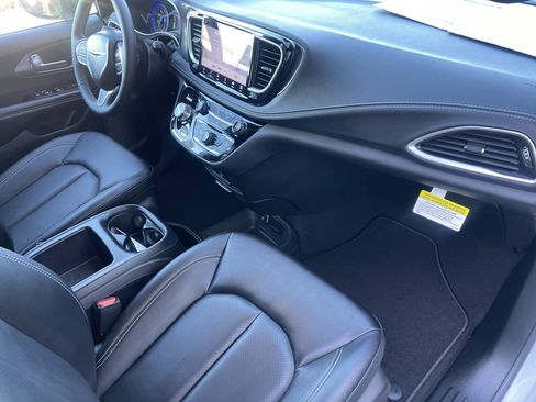 New 2026 Chrysler Pacifica Select image 31