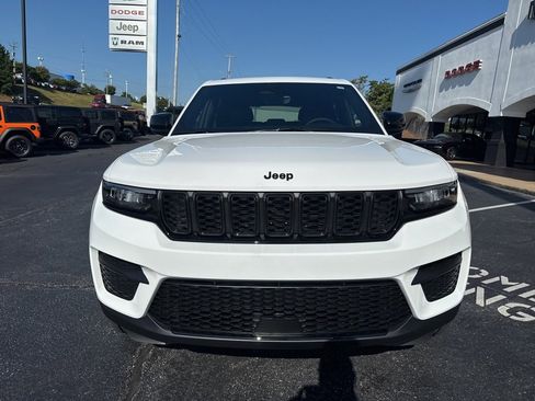 New 2025 Jeep Grand Cherokee Altitude image 4