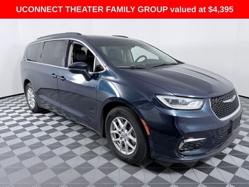 Used 2022 Chrysler Pacifica Touring-L w/ Uconnect Theater Family Group image 2