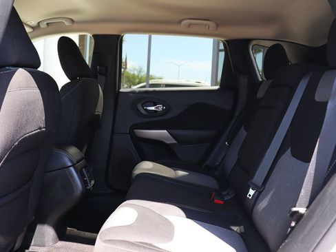 Used 2018 Jeep Cherokee Latitude FWD image 30