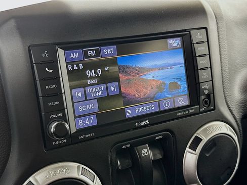 Used 2018 Jeep Wrangler Sahara w/ Connectivity Group AWD/4WD image 18