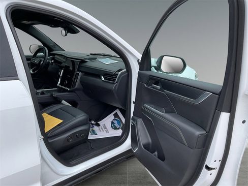 Used 2024 GMC Acadia Elevation image 13