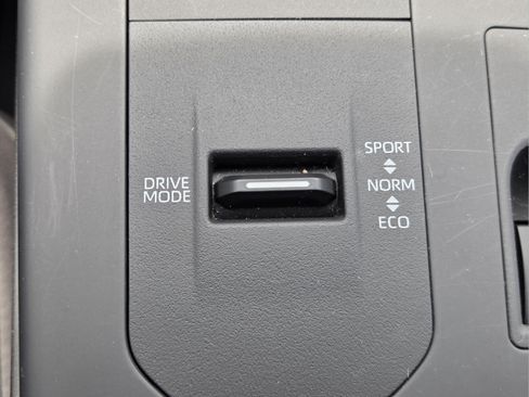 Used 2025 Toyota Highlander XLE FWD image 21
