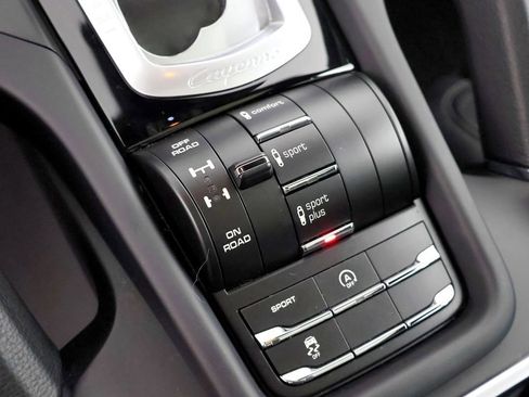 Used 2017 Porsche Cayenne Platinum Edition w/ Premium Package Plus (PJX) image 43