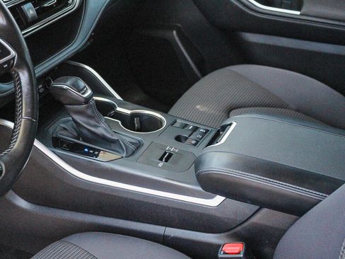 Certified 2025 Toyota Highlander LE FWD image 10