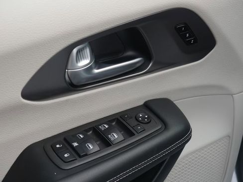 Used 2024 Chrysler Pacifica Touring-L FWD image 14