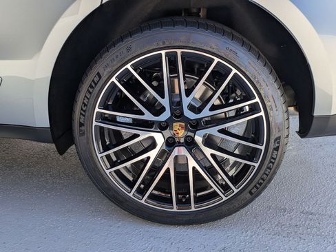 Certified 2026 Porsche Macan AWD/4WD image 28