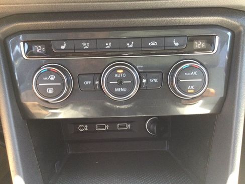 Used 2018 Volkswagen Tiguan SEL AWD/4WD image 33