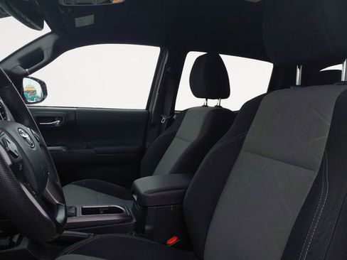 Used 2020 Toyota Tacoma TRD Off-Road w/ Technology Package image 9