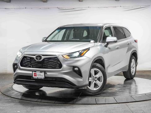 Used 2025 Toyota Highlander LE FWD image 1