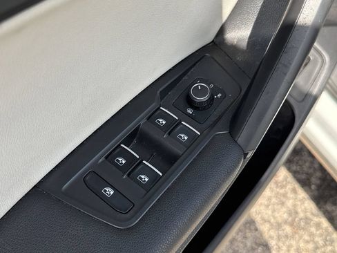 Used 2019 Volkswagen Tiguan SEL FWD image 11