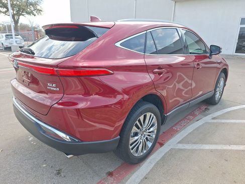 Used 2021 Toyota Venza XLE image 6