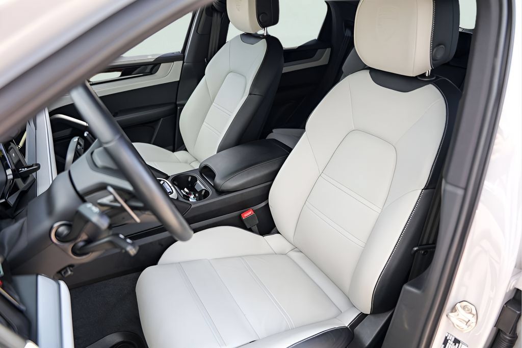 Used 2025 Porsche Cayenne E-Hybrid Coupe AWD/4WD image 10