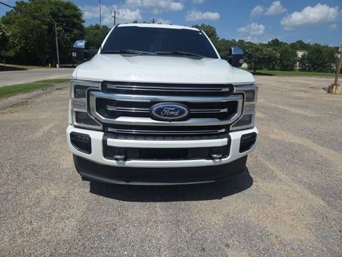 Used 2022 Ford F250 Platinum w/ FX4 Off-Road Package AWD/4WD image 2