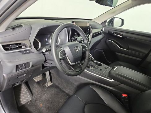 Used 2025 Toyota Highlander XLE AWD/4WD image 14