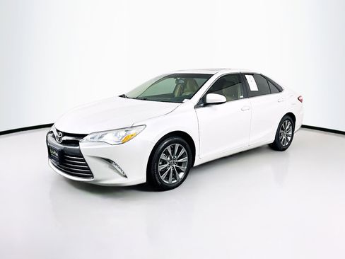 Used 2017 Toyota Camry XLE FWD image 3