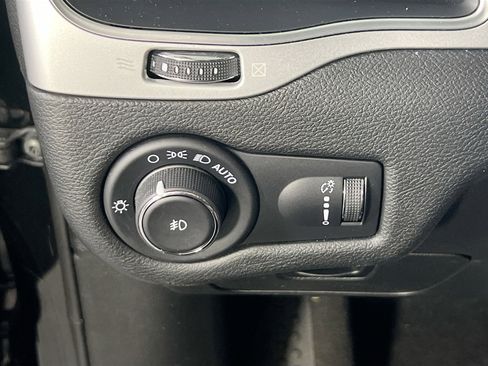 Used 2022 Jeep Cherokee Latitude w/ Sun & Sound Group AWD/4WD image 10