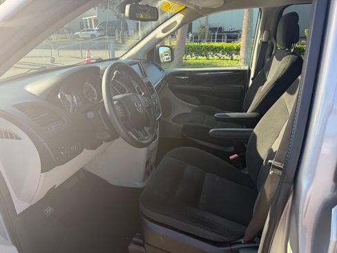 Used 2018 Dodge Grand Caravan SE w/ UConnect Hands-Free Group FWD image 13