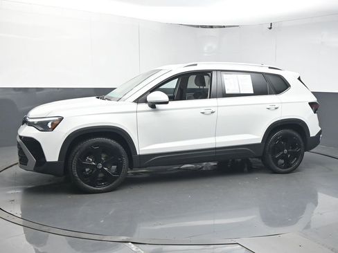 Used 2025 Volkswagen Taos SE image 4