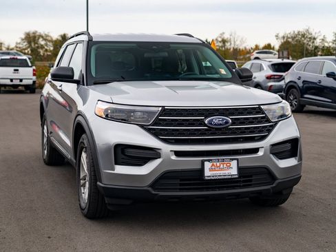 Used 2022 Ford Explorer XLT image 2