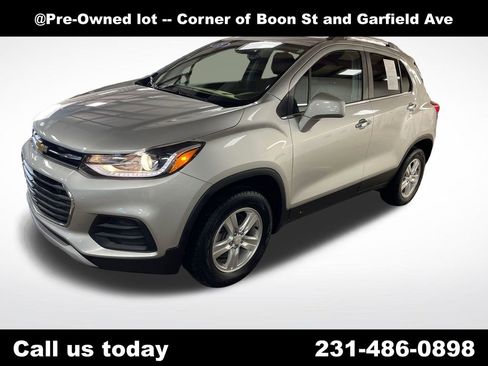 Used 2018 Chevrolet Trax LT w/ LT Convenience Package AWD/4WD image 1