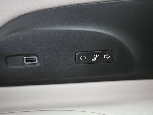 Used 2024 Chrysler Pacifica Limited w/ Uconnect Theater Family Group FWD image 30