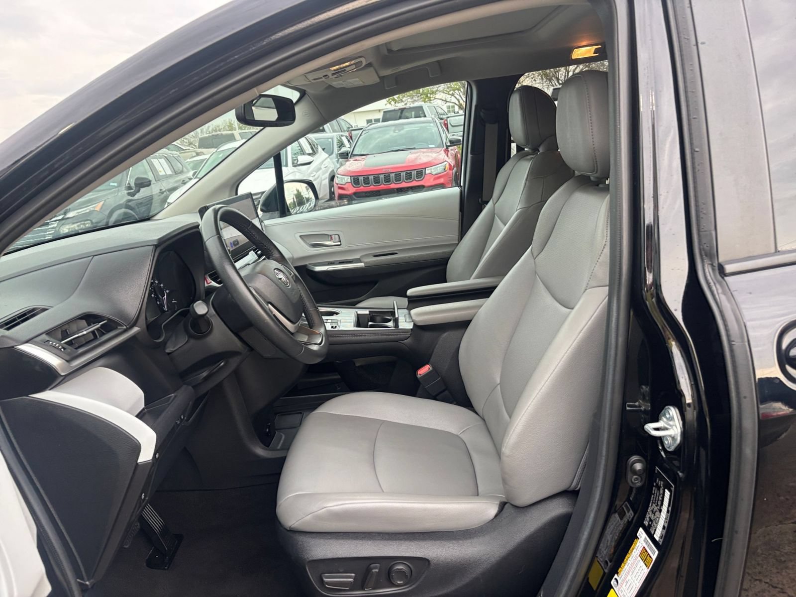 Used 2025 Toyota Sienna XLE FWD image 27