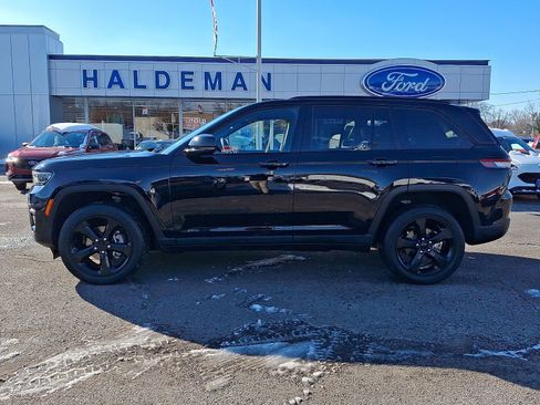 Used 2023 Jeep Grand Cherokee Altitude image 4