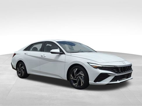Used 2025 Hyundai Elantra SEL FWD image 4