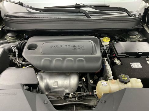 Used 2019 Jeep Cherokee Latitude w/ Cold Weather Group AWD/4WD image 19