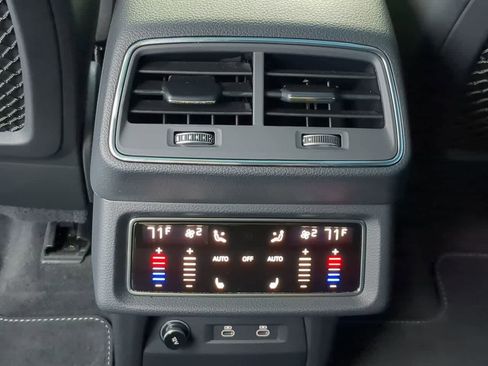 Used 2023 Audi e-tron S Premium Plus image 38